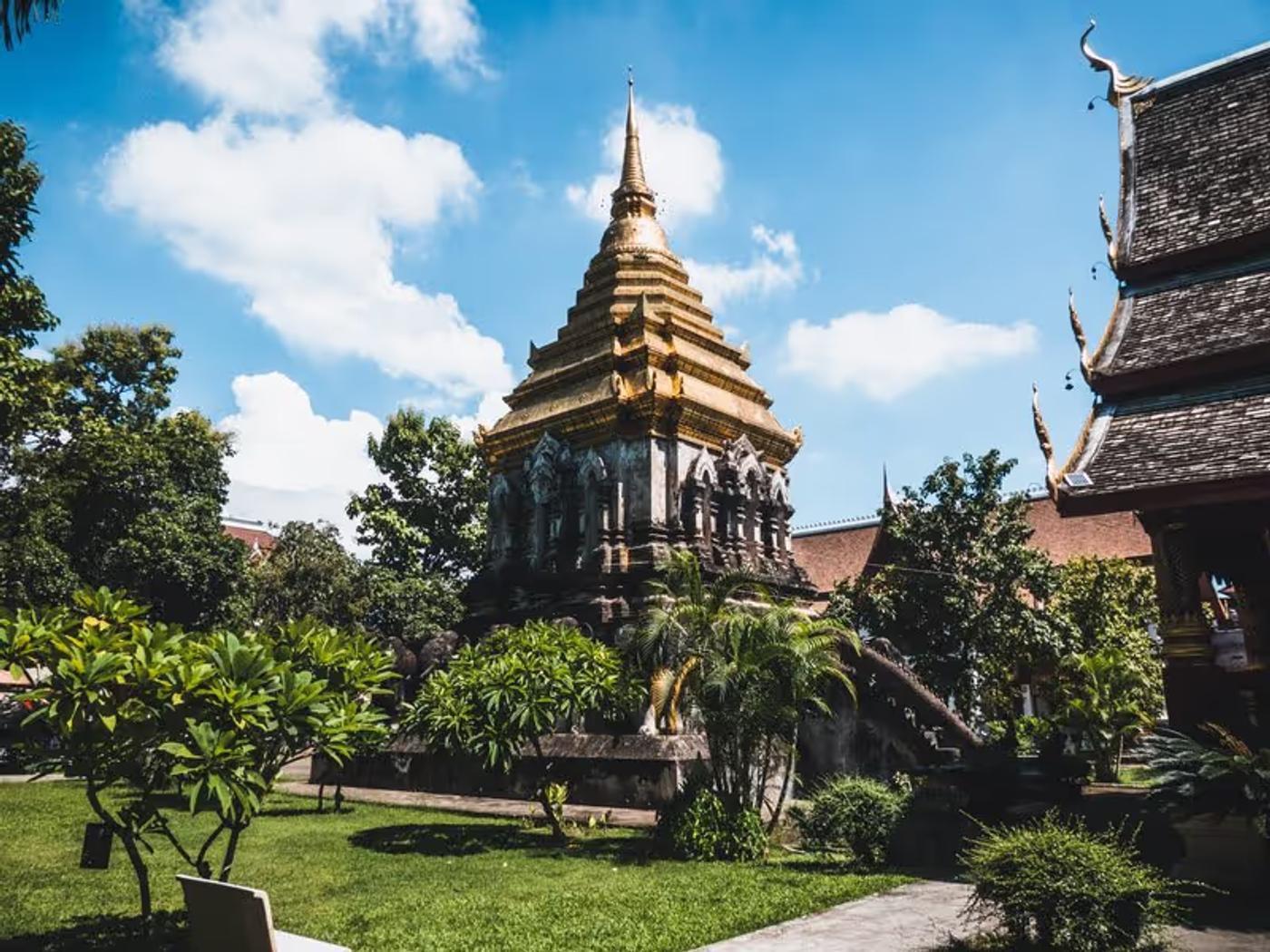 Vue panoramique sur Chiang Mai, deuxième ville de Thaïlande entourée de montagnes et de forêts.