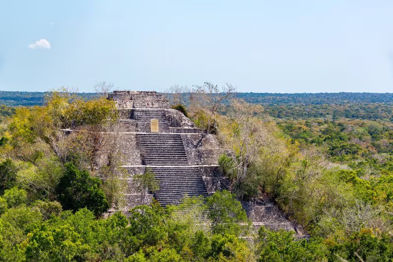 Vue de la pyramide principale à Calakmul, un site archéologique au cœur de la jungle mexicaine.