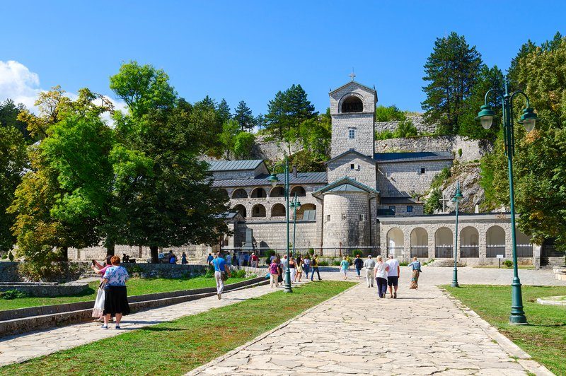 Monastère de Cetinje, ancienne capitale royale du Monténégro, avec des visiteurs se promenant sur l
