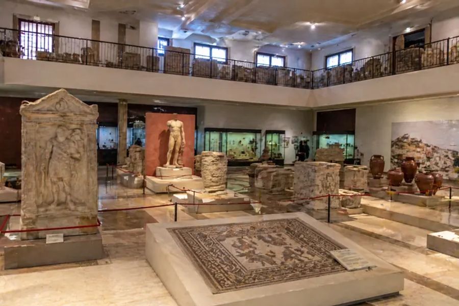 Salle du musée archéologique de Durrës avec mosaïques, statues antiques et vestiges gréco-byzantins exposés.