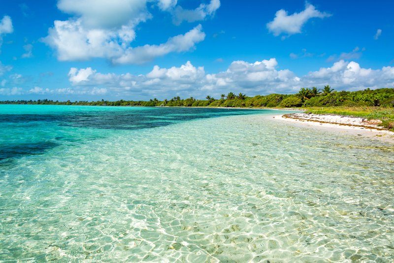 Plage tranquille et eaux turquoises à Punta Allen, Sian Ka
