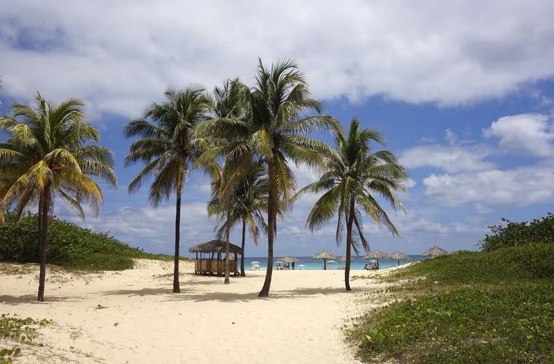 Plage de sable blanc de Varadero avec ses eaux turquoise, Cuba.