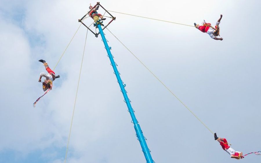 Danseurs des Voladores suspendus à un mât