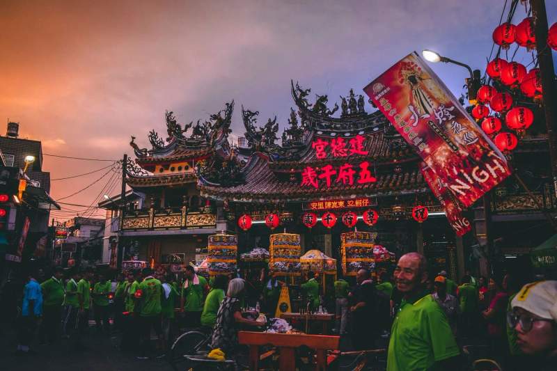 Des personnes devant un temple à Taïwan