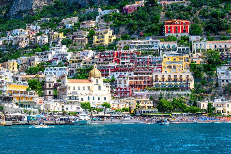 Vue panoramique des maisons colorées de Positano sur la côte amalfitaine.