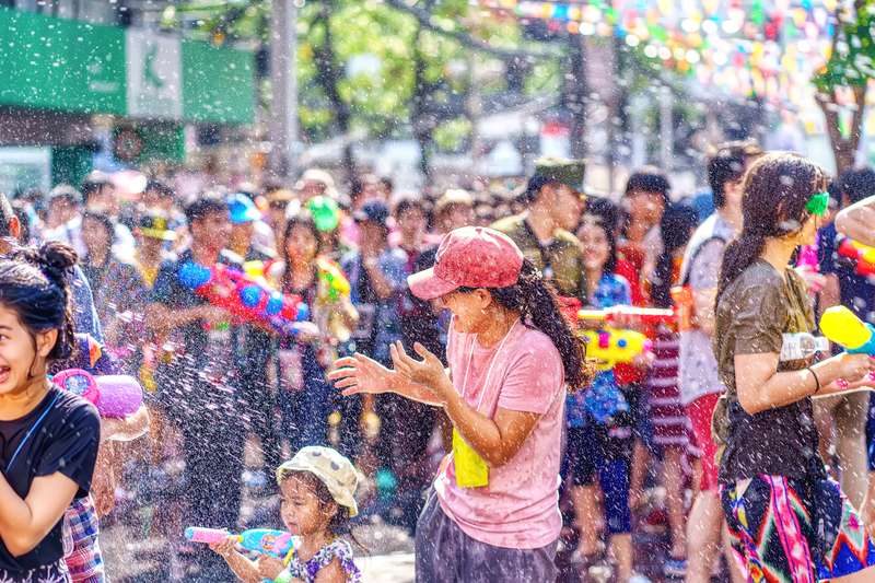 Personnes jouant avec de l’eau lors du festival Songkran.