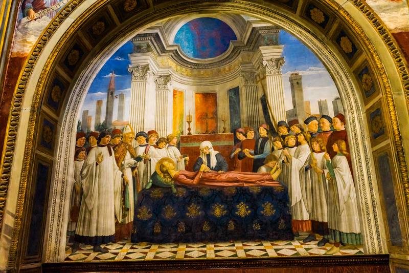 Fresque détaillée de Domenico Ghirlandaio représentant une scène religieuse, située dans une église de San Gimignano.