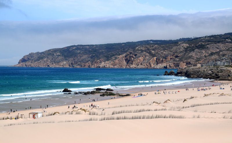 Plage de Guincho à Cascais, Portugal, connue pour ses excellentes conditions de surf et ses paysages spectaculaires.