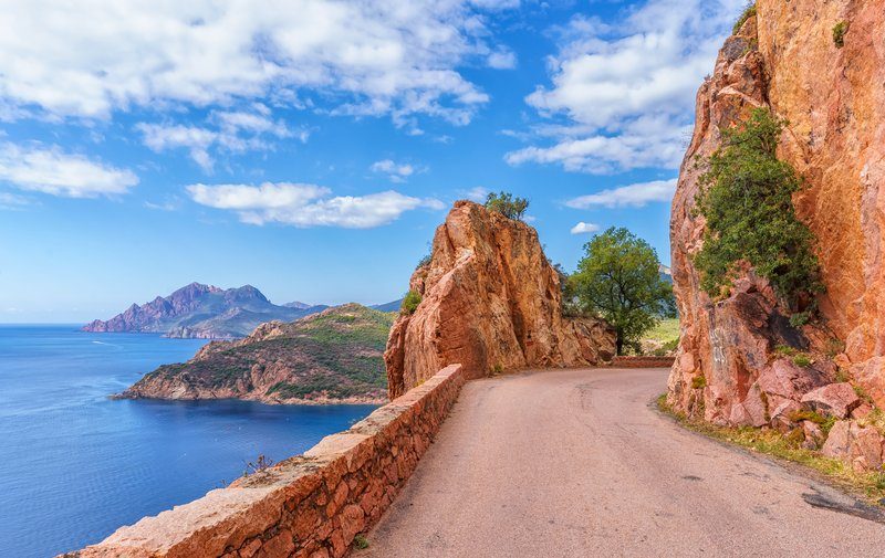 Les calanques de Piana en Corse, célèbres pour leurs formations rocheuses rouges surplombant la mer.
