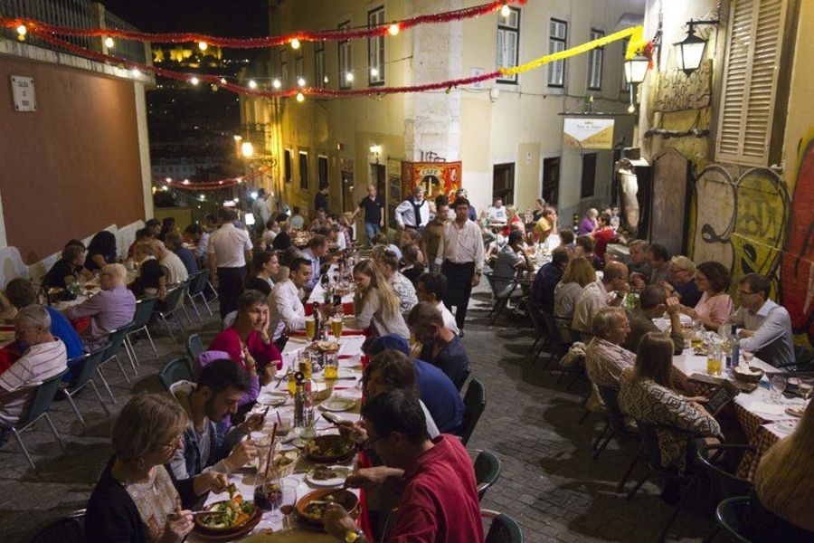Soirée animée dans le quartier de Bairro Alto avec des gens dînant en plein air à Lisbonne, Portugal.