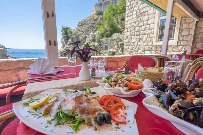 Un restaurant face à la mer