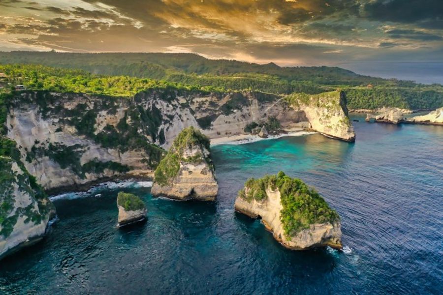 Un panorama spectaculaire des petites îles et formations rocheuses émergeant de l’océan.