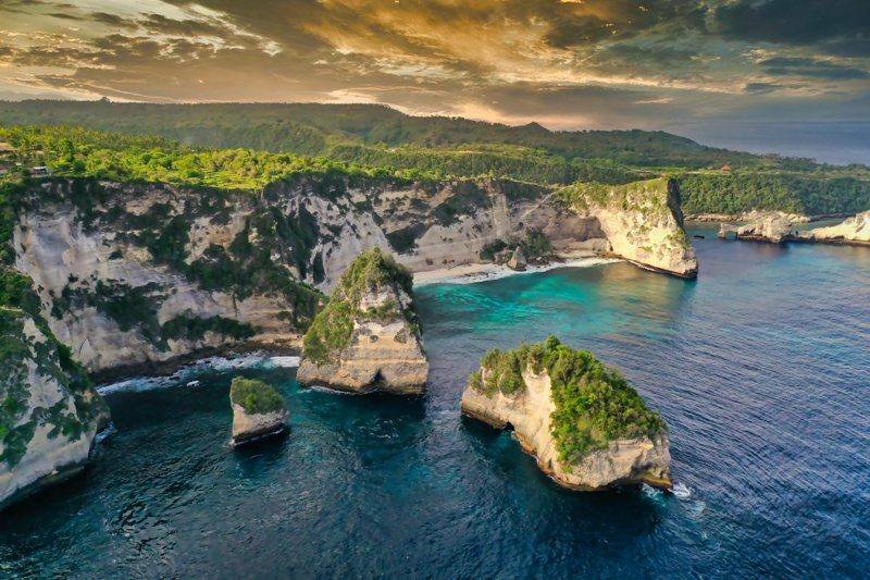 Un panorama spectaculaire des petites îles et formations rocheuses émergeant de l’océan.
