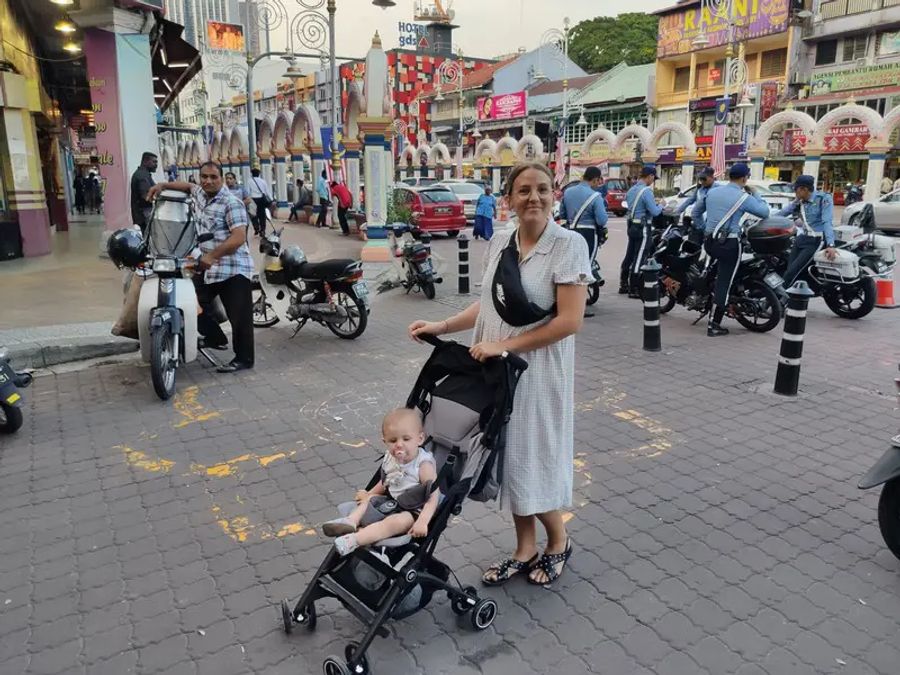 Maud et Anna qui posent devant des policiers à Little India