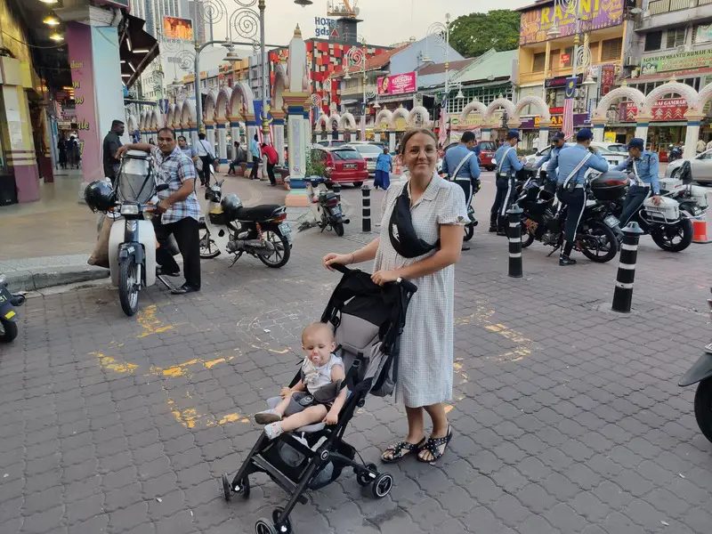 Maud et Anna qui posent devant des policiers à Little India