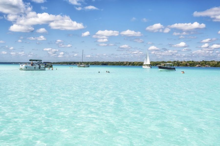 Bateaux sur l'eau turquoise de Bacalar sous un ciel bleu