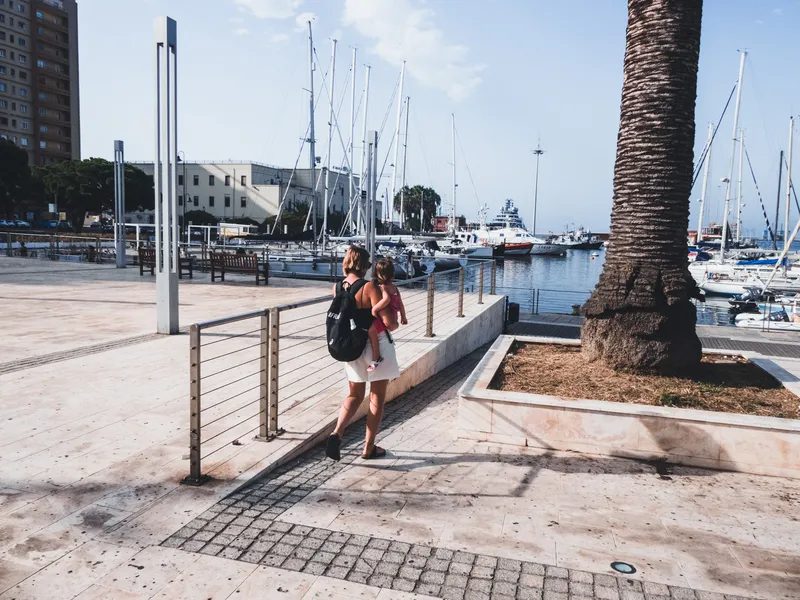 Anna et Maud en balade sur le port de Cagliari