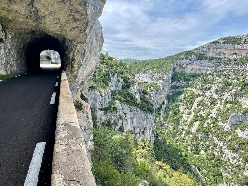 Route panoramique à flanc de falaise avec tunnel creusé dans la roche dans les Gorges du Verdon