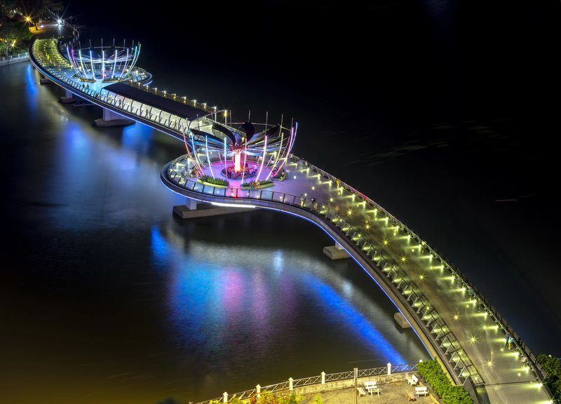 Vue de nuit sur le quai de Ninh Kieu illuminé et le pont piétonnier flottant sur le fleuve Hau à Can Tho