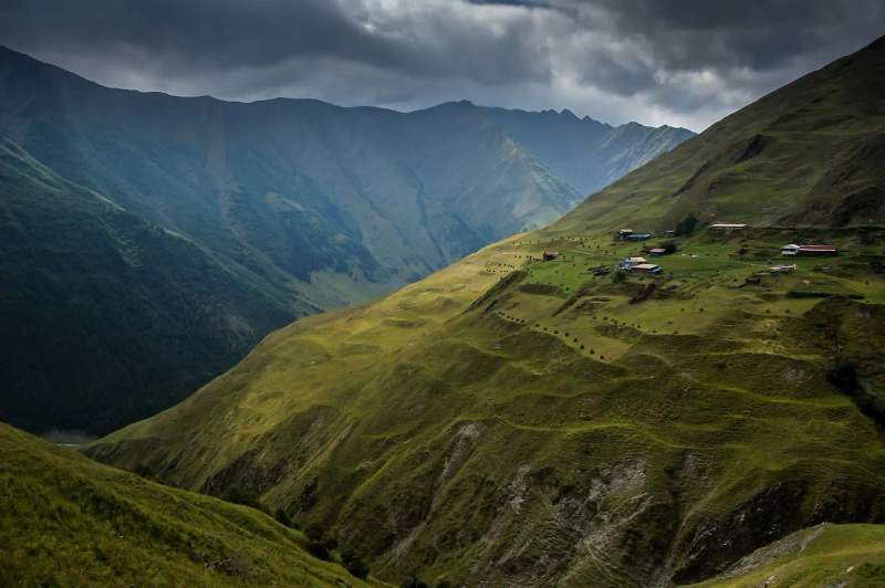 Dans les montagnes des caucases en Géorgie