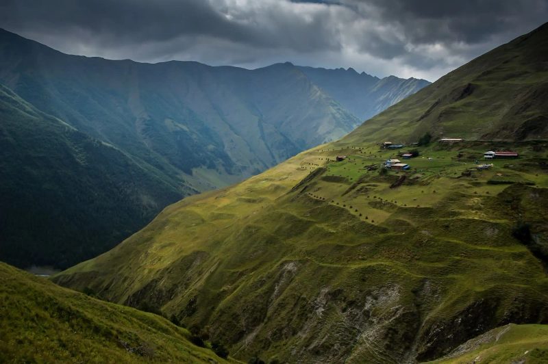 Dans les montagnes des caucases en Géorgie