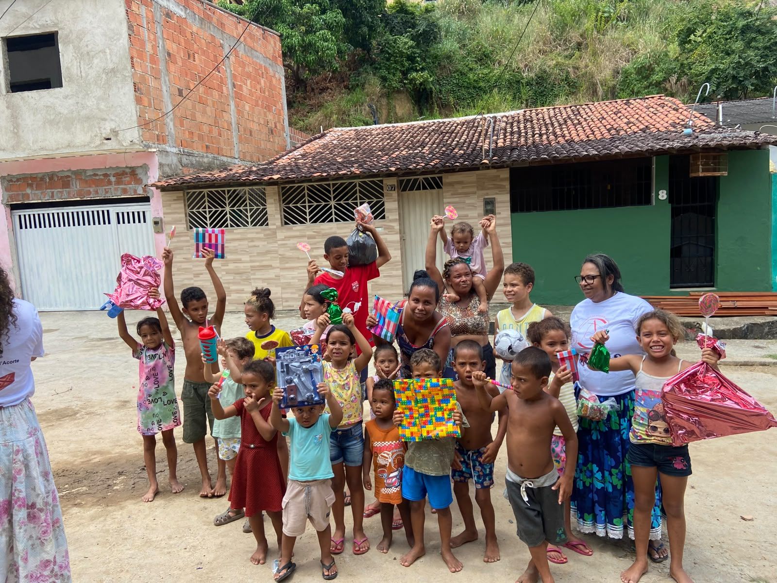 Festa de Cosme e Damião reúne crianças e atividades culturais na Grota do Arroz, em Maceió