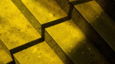 Silver's 3.3% Drop—The Structural Shock Behind Gold's Smaller Slide