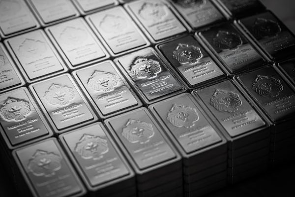 Silver Plummets 7.7% — Summit Hype Dissolves