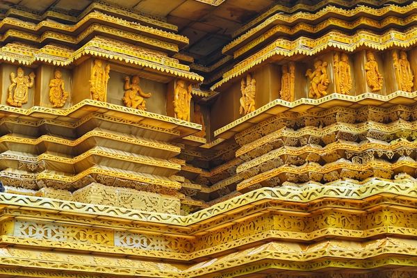 Gold Prices Decline Amid Geopolitical Tensions and Interest Rate Concerns