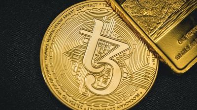 Gold Climbs 1.5% Amid Stagflation Concerns — Real Yields Squeeze