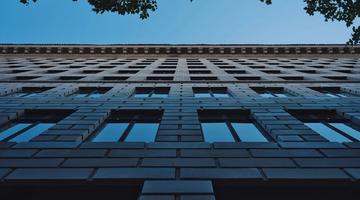 Warsh's Wealth Exceeds Fed Chairs, Raising Confirmation Questions