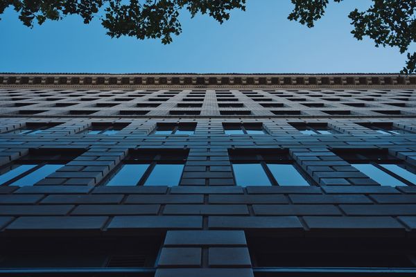 Warsh's Wealth Exceeds Fed Chairs, Raising Confirmation Questions