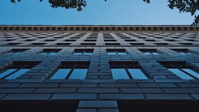 Warsh's Wealth Exceeds Fed Chairs, Raising Confirmation Questions