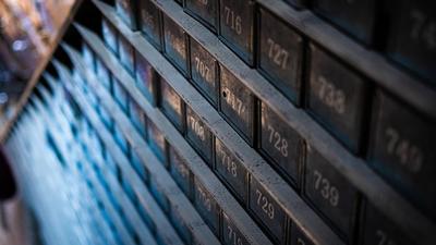 ETF Flows Shift Focus—Gold Outshines Bitcoin as Uptrend Snaps