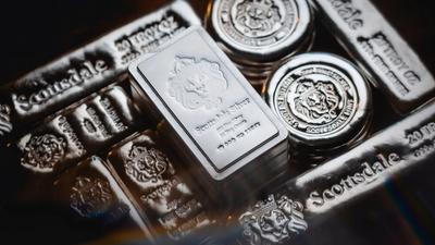 Gold Drops to $4,016 — Fed Rate Cuts Unlikely After Retail Sales Data
