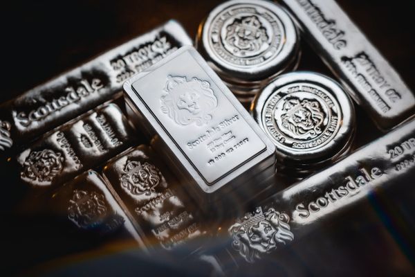 Gold Prices Drop Amid Inflation Fears Fueled by Oil and BOJ Stance