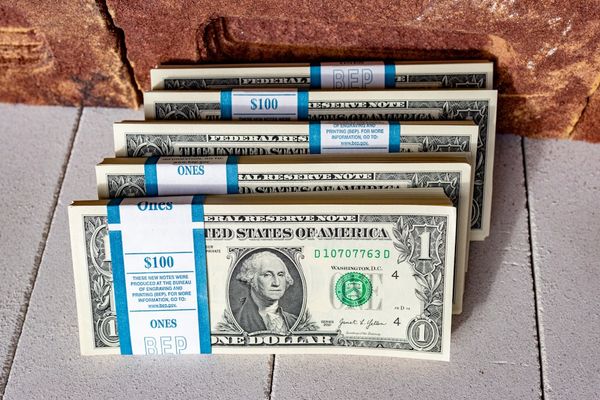 The Structural Vulnerability of Fiat Currency and the Resilience of Gold