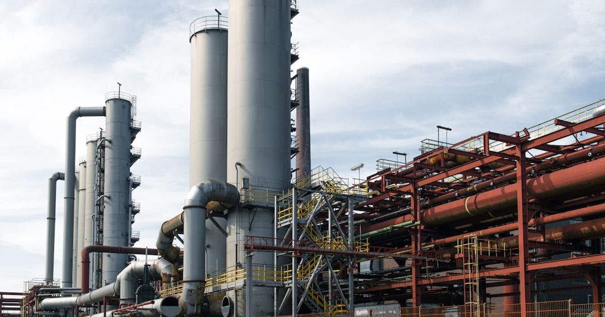 Oil Surge Could Trigger 45% Drop in Bitcoin Amid Fed Policy Shift