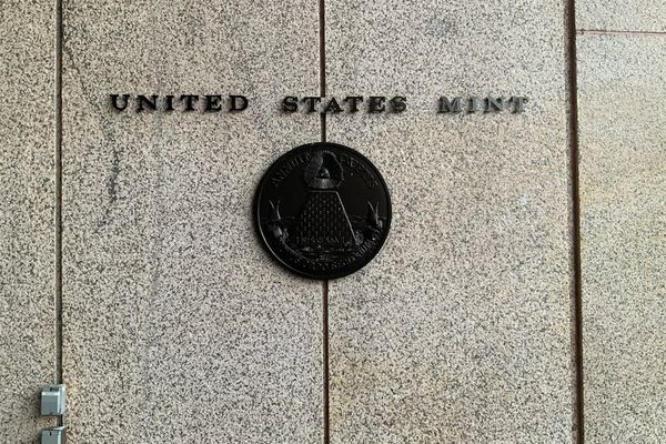 Trump's Threat to Fire Powell Sparks Fed Leadership Uncertainty