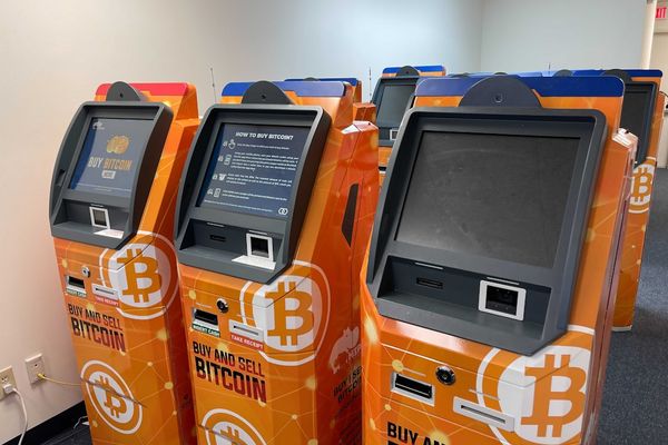 Coinbase's 30% Drop Defies Worry — Analysts See 2027 Rebound