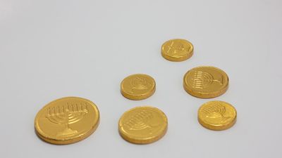 Gold Plunges 3.4% Amid Oil Surge — Rate Hike Fears Loom