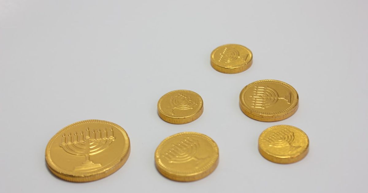 Gold Plunges 3.4% Amid Oil Surge — Rate Hike Fears Loom