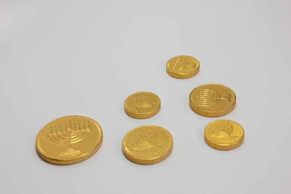 Gold Plunges 3.4% Amid Oil Surge — Rate Hike Fears Loom