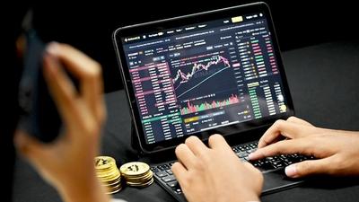 Financials Gain Ground as Tech Stumbles — Opportunities in Options