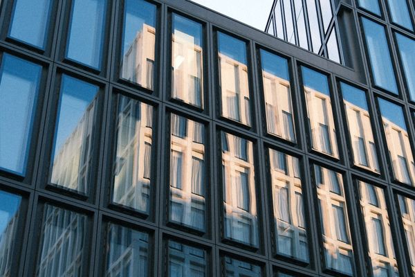 AI Financial Faces $700M WLFI Dilemma Amid Broader Ambitions