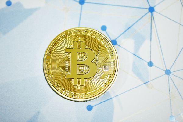 Bitcoin Stabilizes as Altcoins Surge in Liquidity-Driven Rally