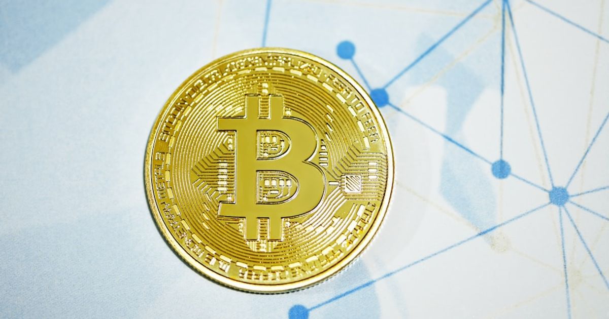 Bitcoin Stabilizes as Altcoins Surge in Liquidity-Driven Rally