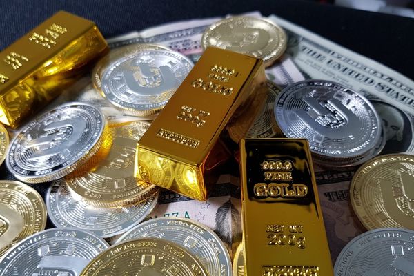 Gold Prices Under Pressure Amid Rising Oil and Stronger Dollar