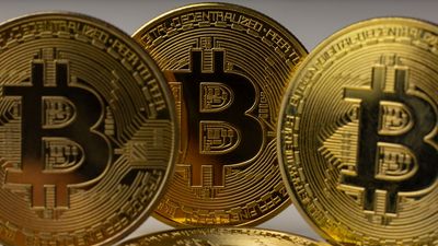 Bitcoin Withdrawals Surge Amid IPO Frenzy and Stablecoin Stability