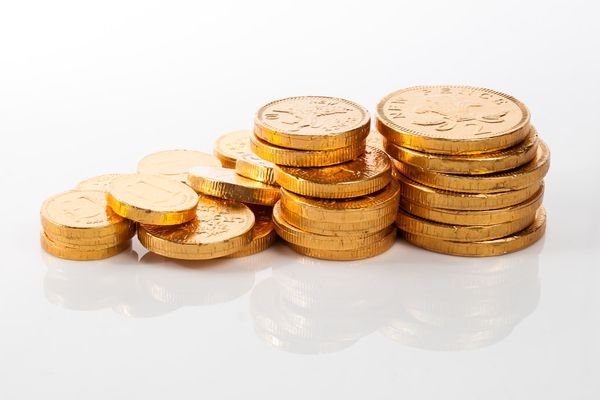 Gold Plunges 3% Amid Rising Inflation Fears and Dollar Surge